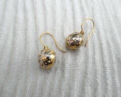Thumb earrings gold globes